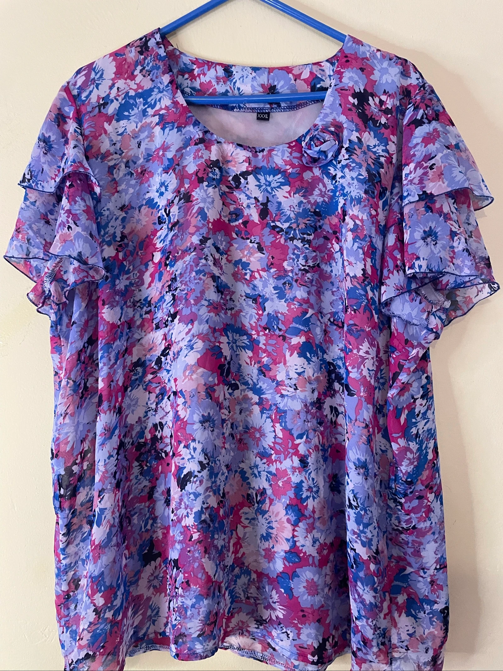 Blusa Feminina XXXL Floral Rosa e Azul com Mangas de Folhos e Flor Decorativa 
